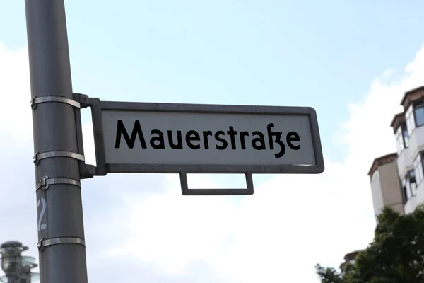 Sinal de estrada na rua dedicada ao Muro de Berlim chamado Maue — Fotografia de Stock