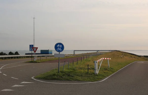 Barragem norte dos Países Baixos com a rodovia no meio — Fotografia de Stock