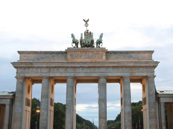 Brandenburger torsymbol der berliner stadt mit quadriga mit vier stunden — Stockfoto