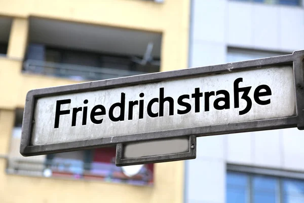 Berlim. Alemanha. Indicação da rua chamada friedrich stra — Fotografia de Stock