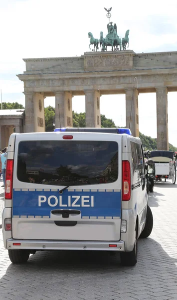 Alman polisi van Berlin Almanya Brandenburg Gate yakınındaki