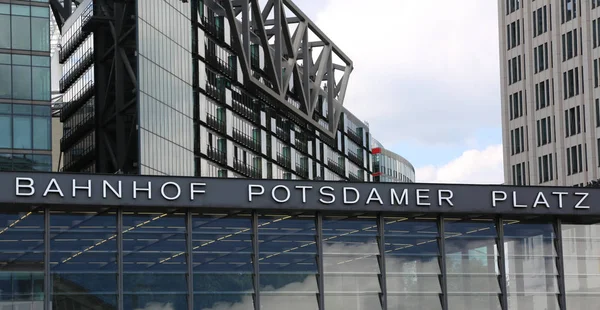 Metro Billboard chamado Potsdamer Platz em Berlim — Fotografia de Stock