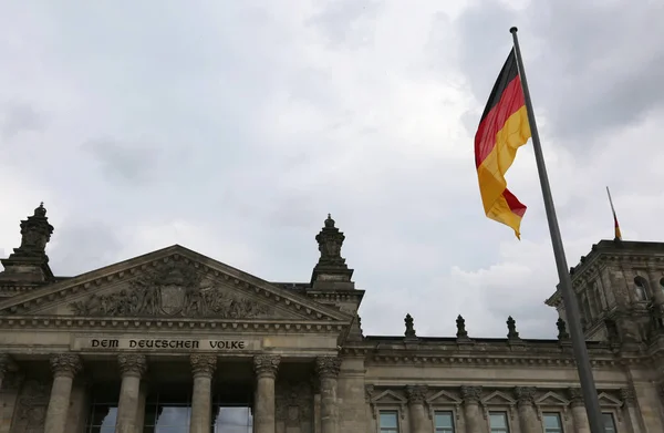 大きな旗を持つベルリンの国会議事堂。大きな運動 — ストック写真