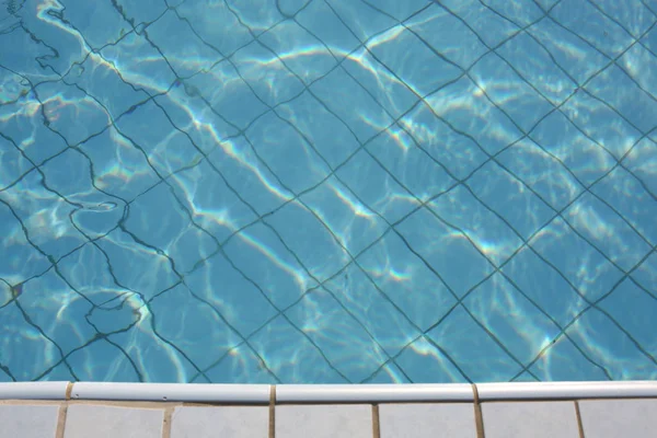 Bord de piscine avec eau chauffée à température contrôlée — Photo