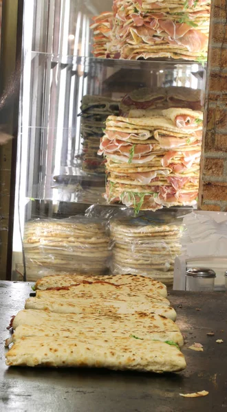 Ile yapılan gözleme Piadina ital içinde denilen beyaz un ile yapılan — Stok fotoğraf