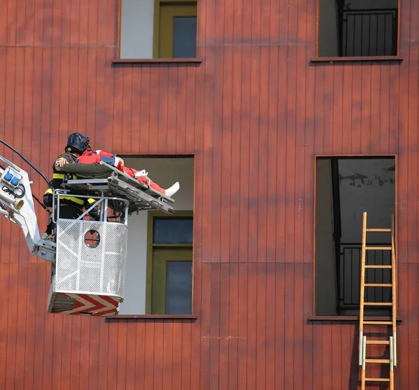 Yangın egzersiz ile yaralı varil üzerinde