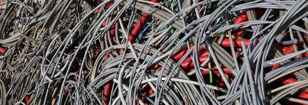 Fundo de cabos elétricos usados em uma lixeira — Fotografia de Stock