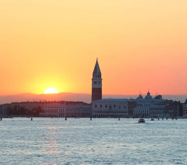 Sun at SUNSET in VENICE in Italy and the Campanile of St. Mark — Stock Photo, Image