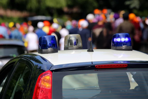Сирены патрульных машин во время демонстрации через улицу — стоковое фото