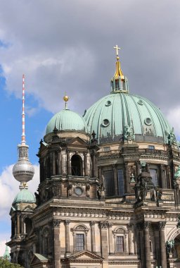 Katedral ve Berlin Almanya'da arka planda Tv Kulesi