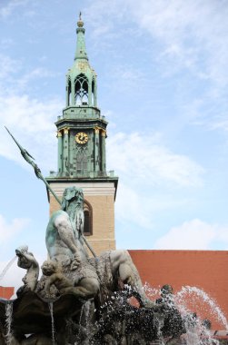 Neptune Öf Mari tanrısı heykeli ile çeşme