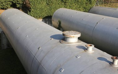 bir endüstriyel alanda benzin depolama tankları.