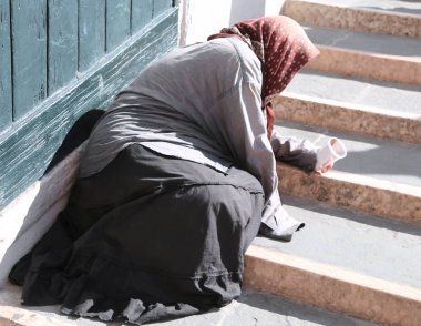 Çingene kadın başörtüsü ve insanlar üzerinde Yalvarıyor uzun etek 