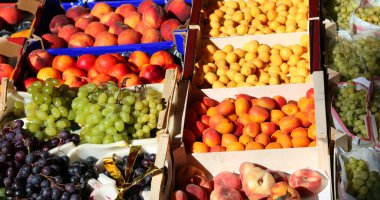 meyve kutuları meyve ve sebze pazarında Satılık sürü