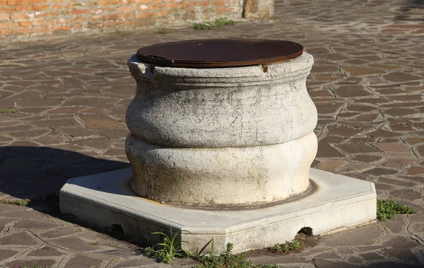 Eski iyi şehir meydanında taştan yapılmış.