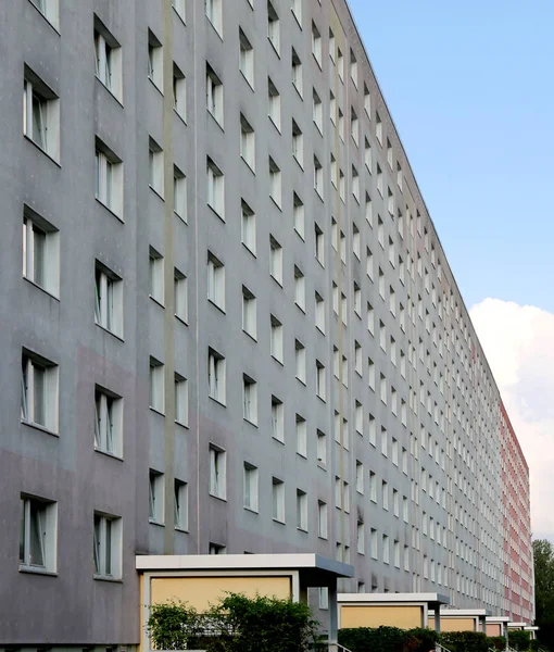 Gebouw met vele appartementen in de Oost-Europese stad — Stockfoto