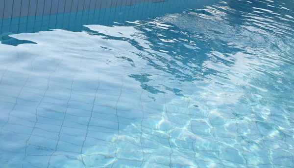 Acqua limpida della piscina con acqua riscaldata a temperatura controllata — Foto Stock