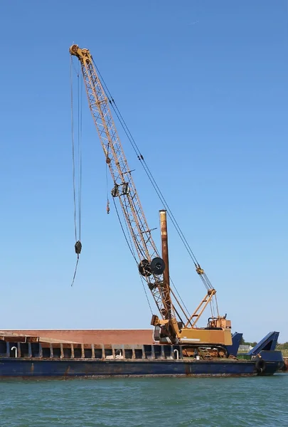 Τεράστια γερανοί σε ένα ναυπηγείο για την κατασκευή του φράγματος του s — Φωτογραφία Αρχείου