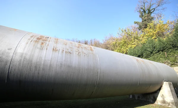 工業地帯に巨大なガス貯蔵タンク. — ストック写真