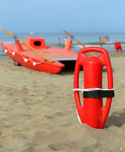 Lifebuoy elevador e bote salva-vidas na praia — Fotografia de Stock