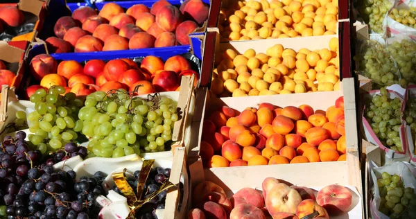 meyve kutuları meyve ve sebze pazarında Satılık sürü