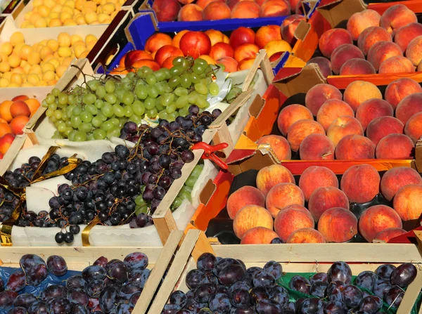 O mulțime de cutii de fructe de vânzare pe piață — Fotografie, imagine de stoc