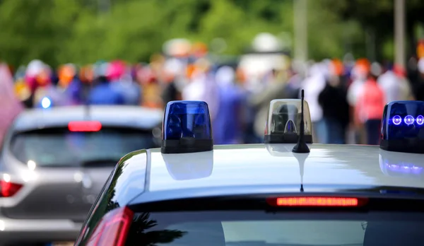 Police cars flashing sirens in the city — Stock Photo, Image