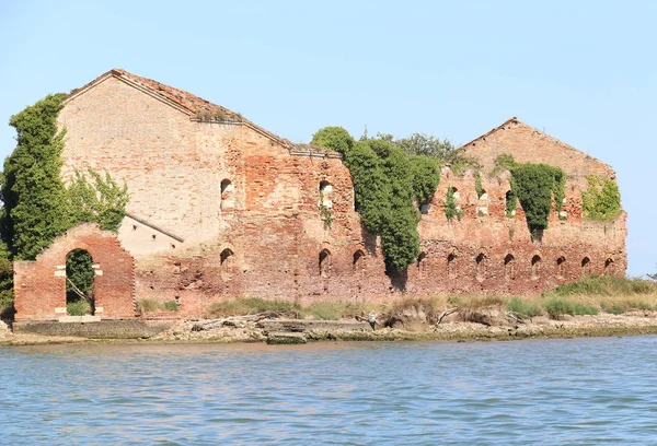 Harabe bir yıkılan eski tuğla ev lagün içinde