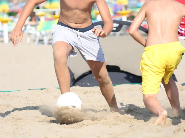 砂でビーチ サッカーの試合中に選手 — ストック写真