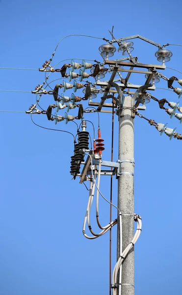 Interruptores de uma linha elétrica de alta tensão em um pólo de concreto — Fotografia de Stock