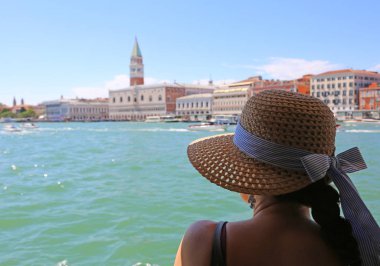 Zengin kadın Venedik şehir turist görünürde hasır şapka ile