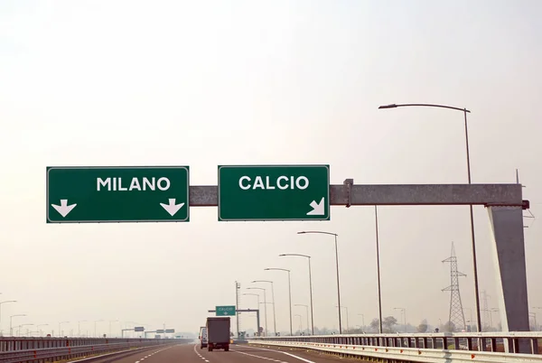 Panneau routier sur l'autoroute italienne pour les villes appelées MILANO a — Photo