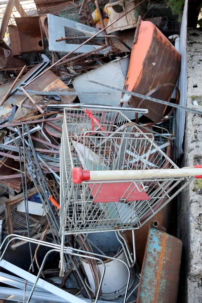 Carrinho de compras em reciclagem de material para descarte — Fotografia de Stock