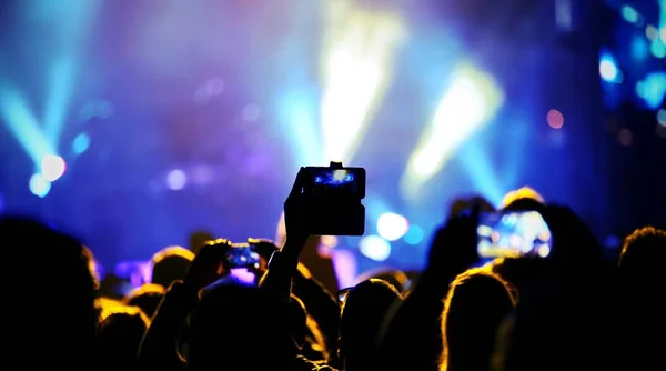 Люди на концерте рок-группы на сцене — стоковое фото