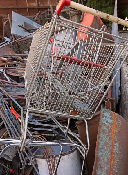 Kundvagn i deponering av järnhaltiga material — Stockfoto