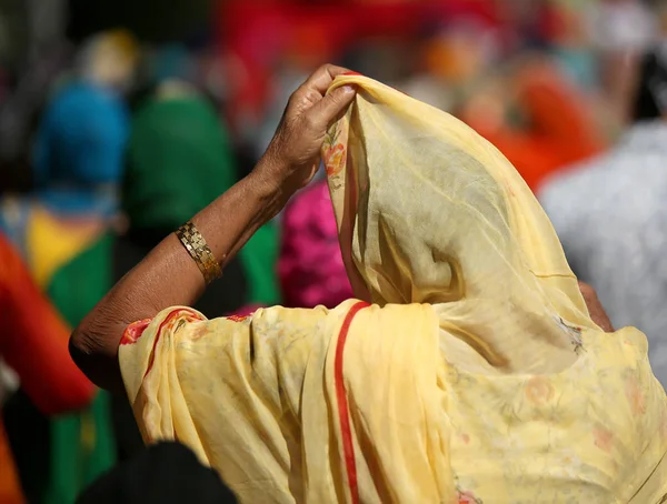 Äldre kvinna med huvudduk och hand under en religiös ceremon — Stockfoto