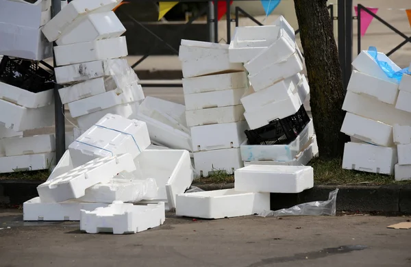 Polystyrenové boxy na zemi na náměstí — Stock fotografie