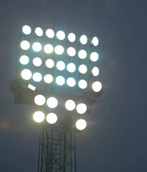 Beaucoup de grands projecteurs à un stade — Photo