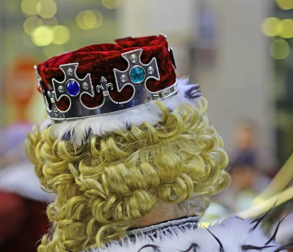 Coroas na cabeça de um rei com cabelo loiro — Fotografia de Stock