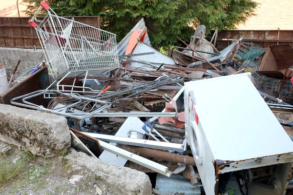 Rostig shopping vagn i återvinning av järnhaltiga material — Stockfoto