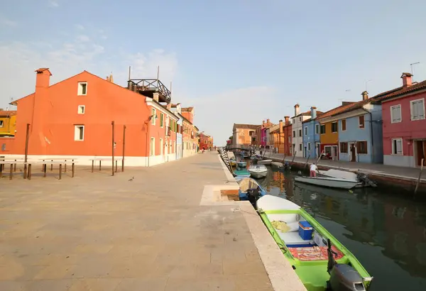 運河とカラフルな住宅ヴェネツィア近くのブラーノ島の私 — ストック写真
