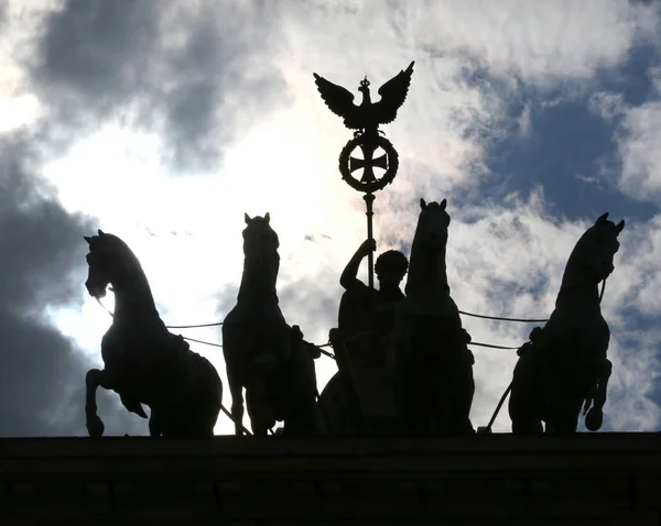 Backlit de quatro cavalos com a carruagem e a deusa são o — Fotografia de Stock