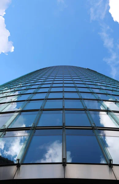 Grattacielo in vetro e acciaio con sfondo cielo fotografato con — Foto Stock