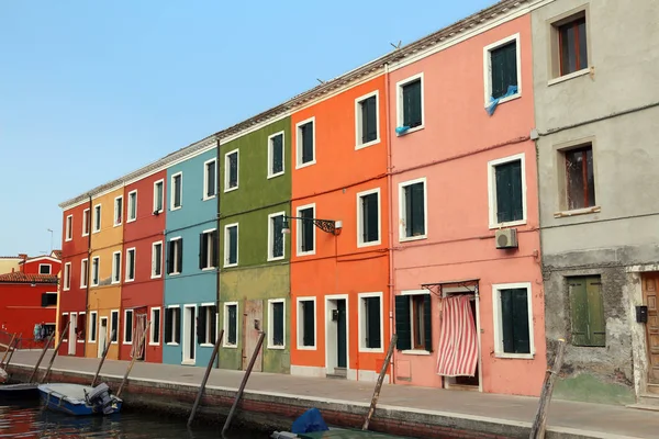 Zářivé barevné domy na ostrově Burano v Benátkách v Itálii — Stock fotografie