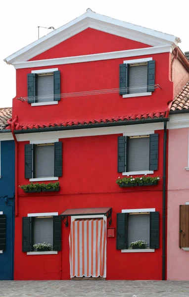 Casa rossa sull'isola di BURANO vicino Venezia in Italia — Foto Stock