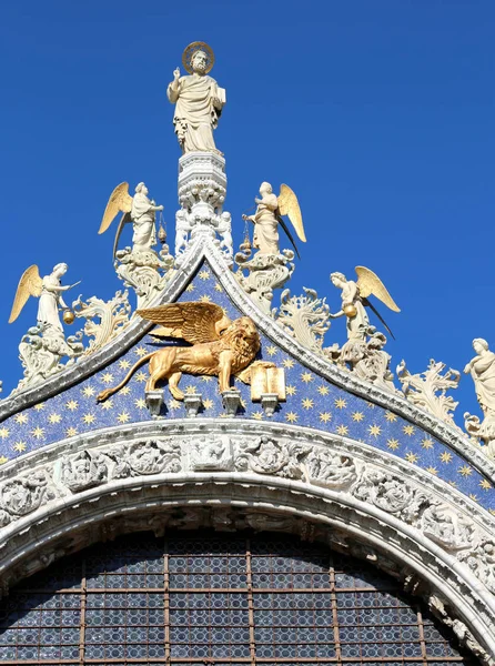 Basilica San Marco Venedik Ital üzerinde altın kanatlı aslan — Stok fotoğraf