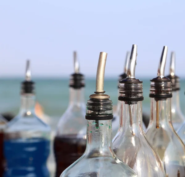 Μπουκάλια με ζαχαρούχο σιρόπι να προετοιμάσουν τα ποτά στην παραλία — Φωτογραφία Αρχείου