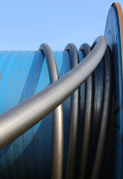 High voltage electric cable during laying in the city — Stock Photo, Image