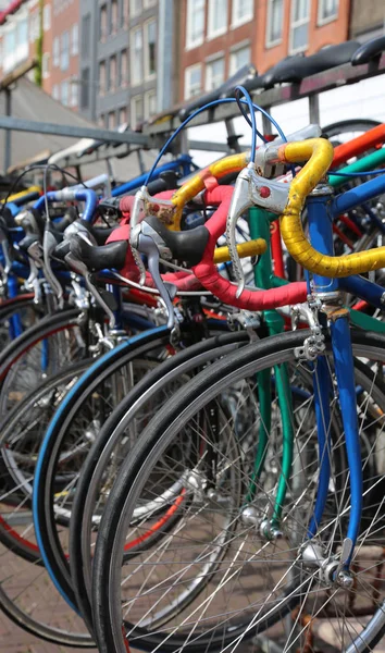 Används racing cyklar till salu i loppmarknaden utomhus — Stockfoto