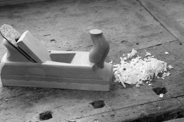 İşlenecek parçanın Yardımcısı ile bir plaka üzerinde